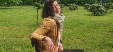 Janine im Rollstuhl